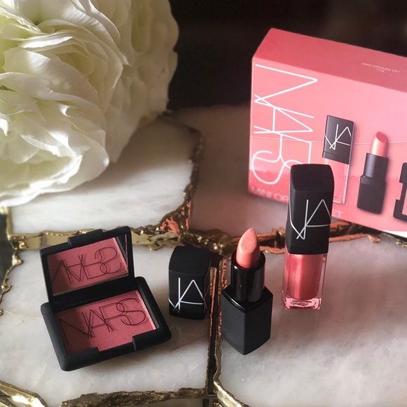 Nars Mini Orgasm Set   สุดคุ้ม Orgasm Set จาก Nars เซ็ตที่รวมบลัชออน ลิปสติก และลิปกลอส สี Orgasm ในไซส์มินิ เอาใจสาวๆที่ชื่นชอบสี Orgasm น่าใช้มากๆค่ะ ในเซ็ตประกอบด้วย  - Mini Orgasm Blush 3.5 g. - Mini Orgasm Lipstick 1.7 g. - Mini Orgasm Lip Gloss 4 ml.