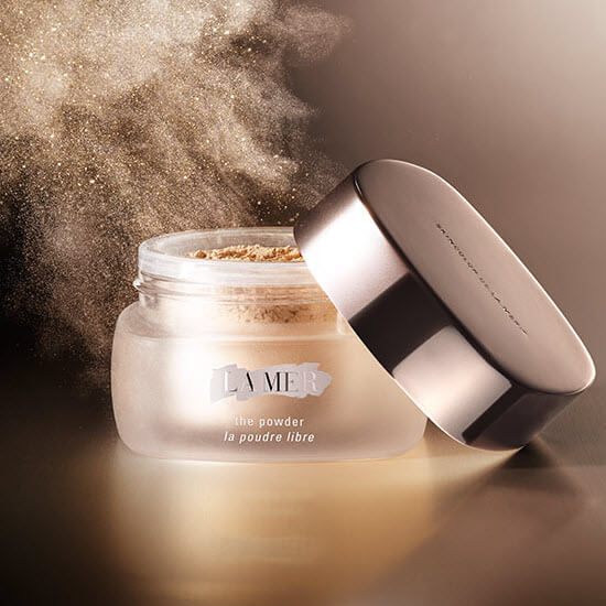 La mer The Powder La Poudre Libre อณุภาคเม็ดสีของผลิตภัณฑ์นี้ได้รับการพัฒนาให้มีรูปทรงสมมาตรและได้รับการเคลือบไว้ด้วยเทคโนโลยีเฉพาะจึงสามารถดึงดูดอยู่กับผิวราวกับพลังแม่เหล็กเพื่อผลลัพธ์ของผิวที่ดูเนียนสวยไร้ที่ติ 