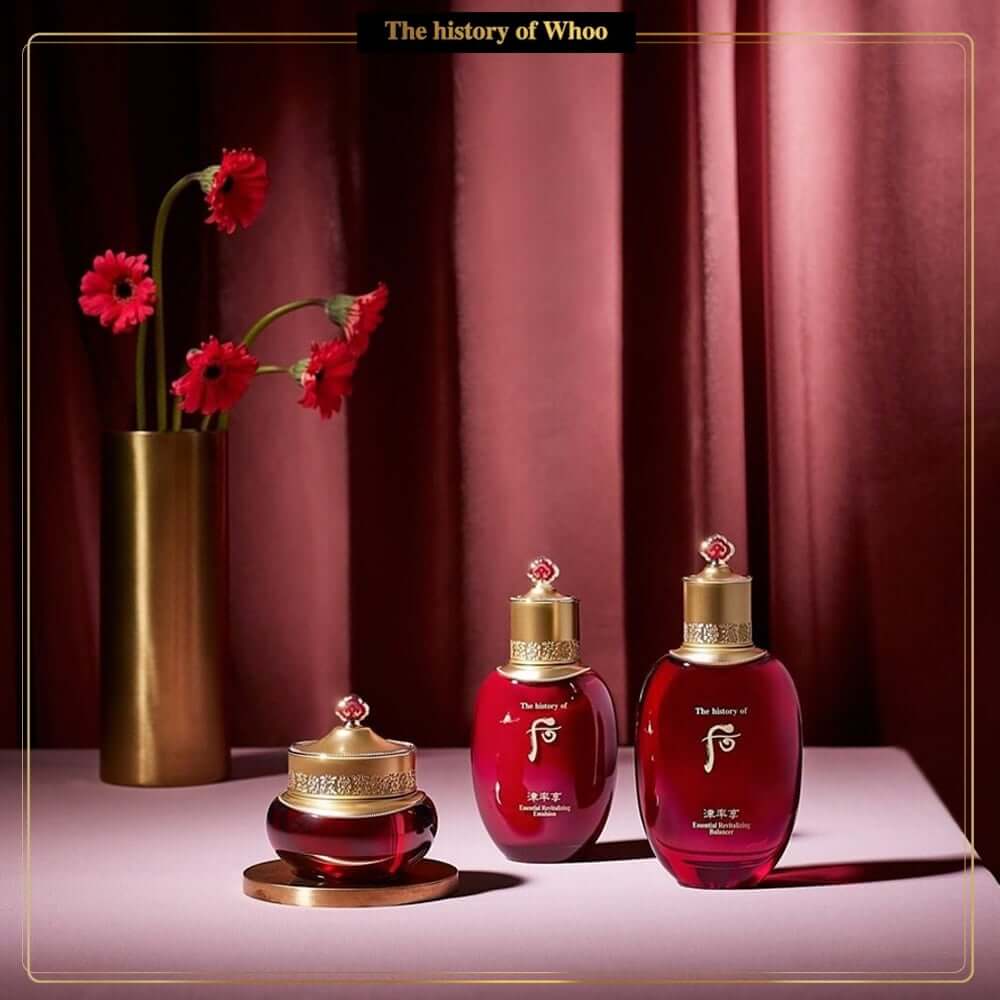 Hitory Of Whoo Essential Recitalizing Special Gift Set 3 items  ให้ผิวสวยอยู่เหนือกาลเวลากับ Jinyulhyang Set โดยส่วนผสมของวัตถุดิบมาจากธรรมชาติ โสมแดงจินเอ๊ก สมุนไพรเกาหลีแผนโบราณ  ที่มีสรรพคุณในการปรนนิบัติผิวจากสารสกัดพืชสมุนไพรชั้นเลิศของทางราชสำนัก   ช่วยฟื้นฟูผิวที่แห้งกร้าน ขาดความยืดหยุ่น ให้กลับเนียนนุ่มชุ่มชื่นดูเปล่งปลั่ง พร้อมลดเลือนริ้วรอยแห่งวัย ให้ผิวของคุณสวยแลดูอ่อนเยาว์