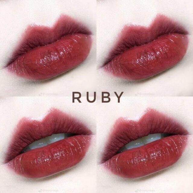 BOBBI BROWN Crushed Lip Color #Ruby 3.4 g  ลิปสติกรุ่นสุดฮิต รุ่นที่ขายดีที่สุดจาก Bobbi Brown ให้ผลลัพธ์ดูเป็นธรรมชาติ ดุจใช้นิ้วค่อย ๆ แตะสีสันบนริมฝีปาก เพื่อลุคง่าย ๆ สบาย ๆ แต่ติดทนนานตลอดวัน